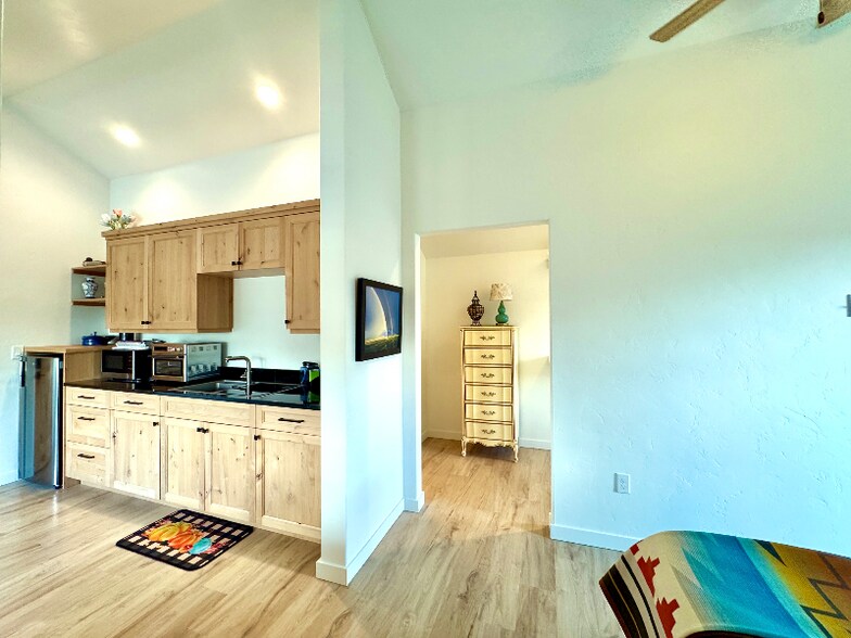 Building Photo - 1120 Holt Dr