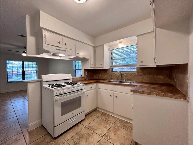 Building Photo - 6200 Palm Cir