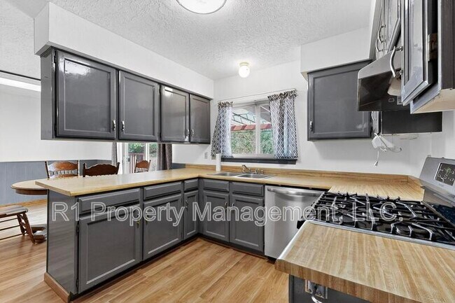 Building Photo - 2702 Avenida Del Sol