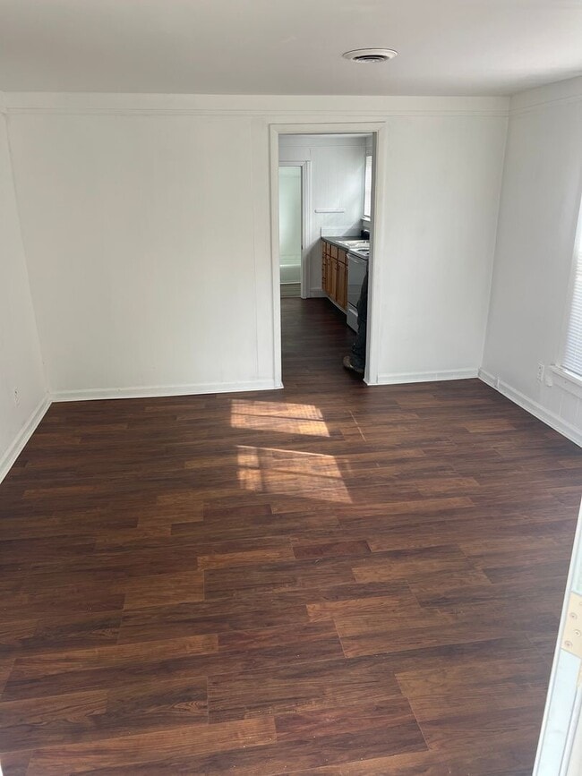 Building Photo - 2 bed 1 bath on quite street