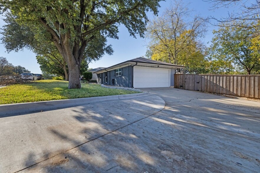 Building Photo - 1607 Malibu Dr