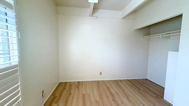 Building Photo - AVAILABLE NOW! 2 BED/1 BATH TOWNHOME W/ LO...