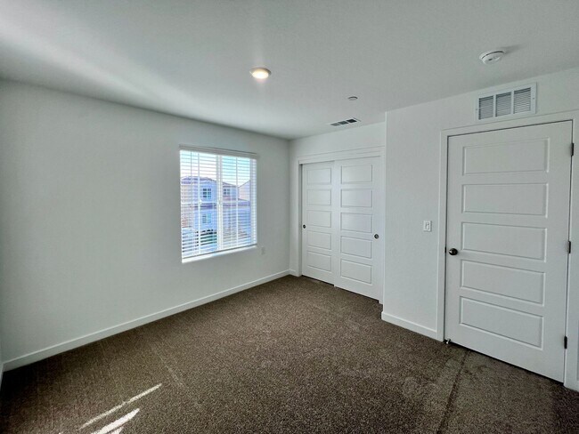 Building Photo - $3,095 Ashlan & Highland, 5 Bedroom House - Buckingham Ave, Clovis - Solar Panels