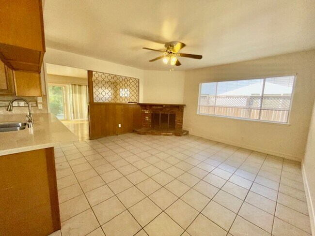 Building Photo - Spacious updated home in Hidden Valley nei...