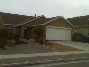 Building Photo - 3 BR 2 B 2CG 1286SF Artistic home Cabezon Area