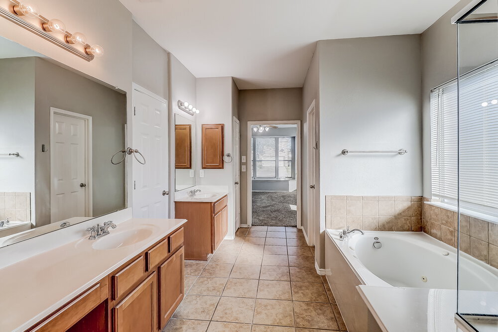 Building Photo - 925 Trailwood Dr