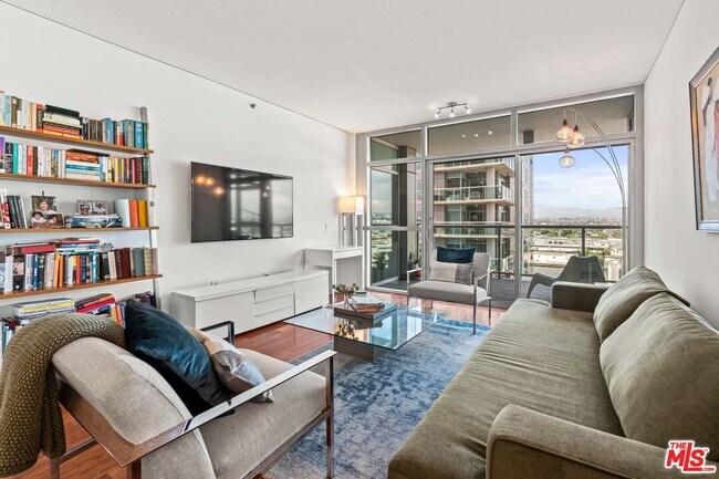 Building Photo - 13650 Marina Pointe Dr
