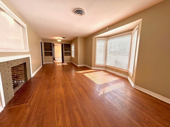 Building Photo - Coming Soon 10/8/25! Charming and spacious...