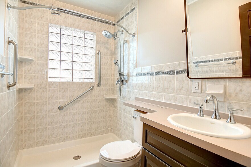 Building Photo - 523 Watervliet Ave