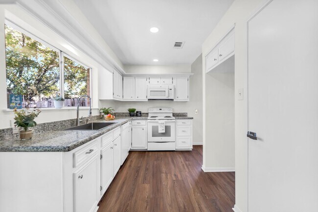 Building Photo - 8206 Willow Forest Dr