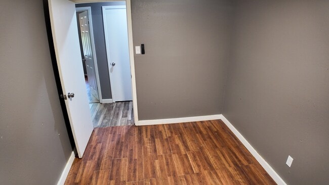 Building Photo - 302 Hollis St