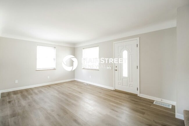 Building Photo - 4 Bedroom Pet-Friendly Home in Cincinnati, OH with Main Street Renewal