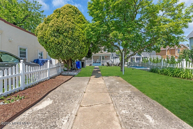 Building Photo - 608 Lareine Ave