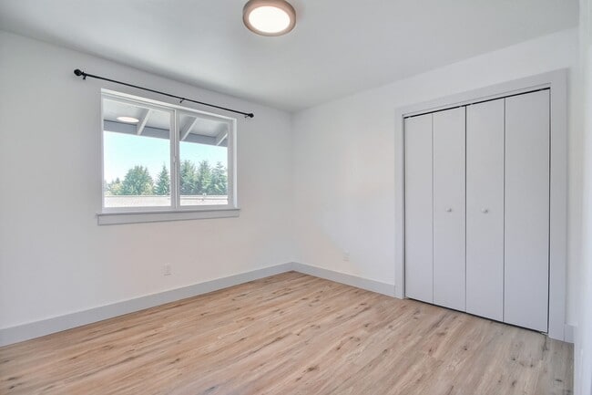 Building Photo - Beautiful 2 Bedroom 2.5 Bath Home In Everett!