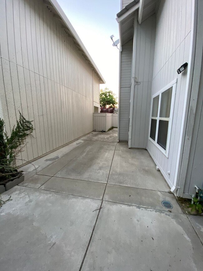 Building Photo - 310 Brightstone Cir
