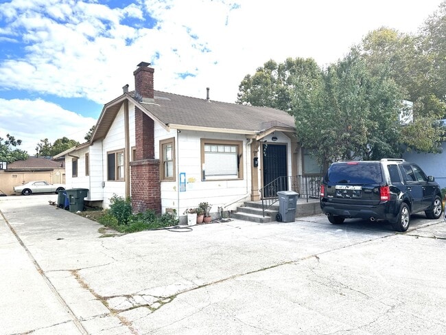 Building Photo - 5 Bed/2 Full Baths W/Washer&Dryer Hook Ups!