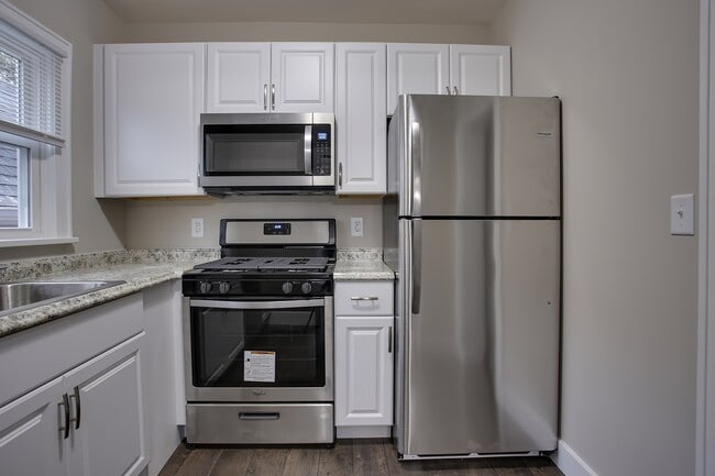Building Photo - 3 Bedroom updated home Near Campus - Avail...