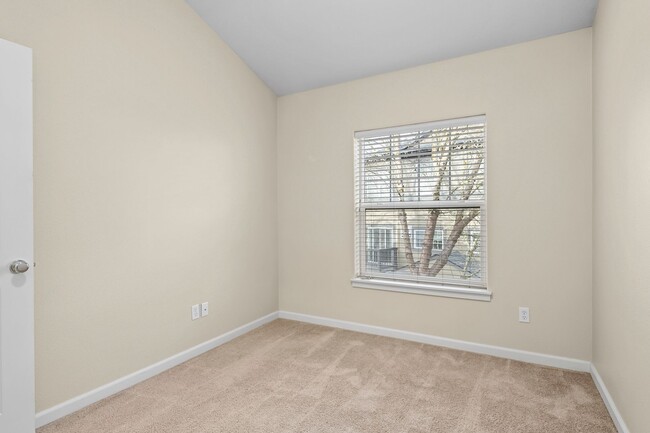 Building Photo - 3BD/2.5BTH in BEAVERTON!