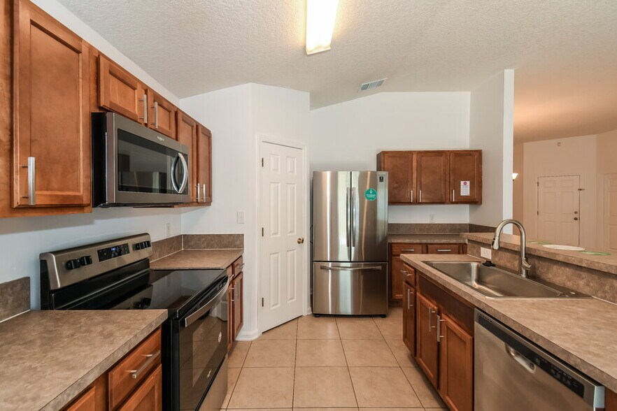 Building Photo - 2533 Spring Pond Ln