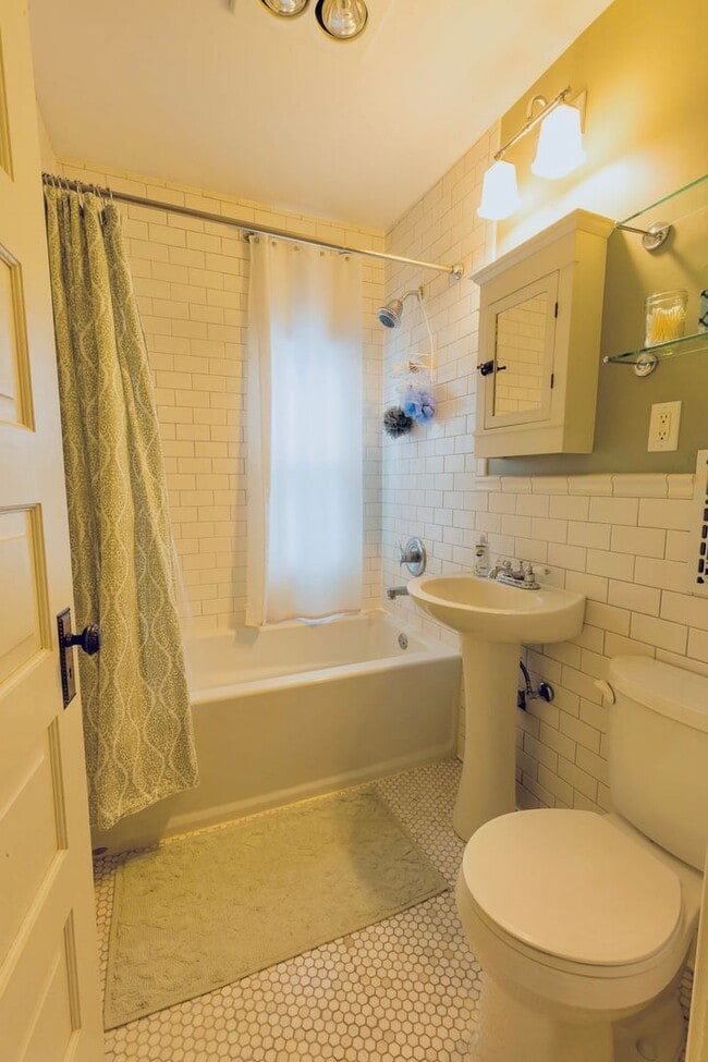 Building Photo - Charming 3bed 1.5bath Home in Saint Paul