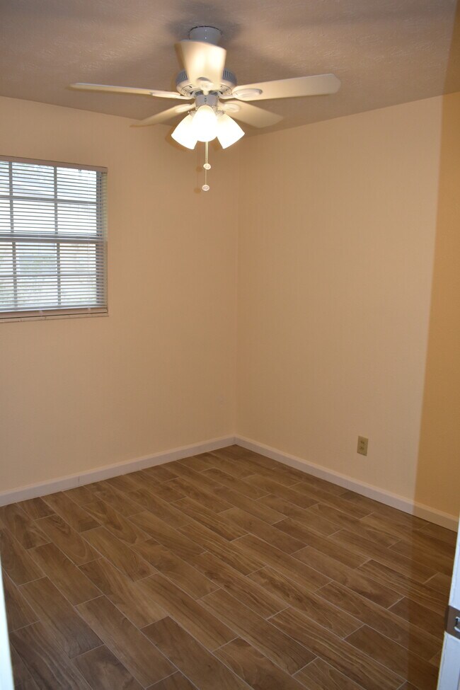 Building Photo - 2526 Red Robin Dr W