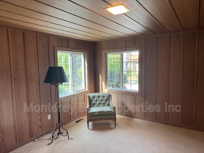 Building Photo - 711 Riverview Dr