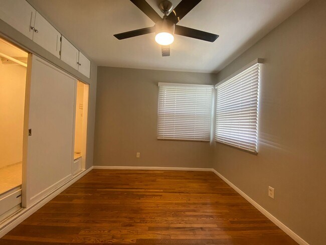 Building Photo - m529 - Mann