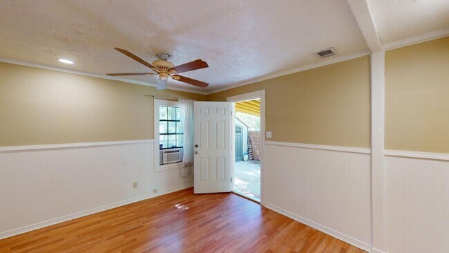 Building Photo - 605 Encino St