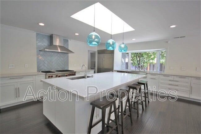 Building Photo - 1074 Highlands Cir