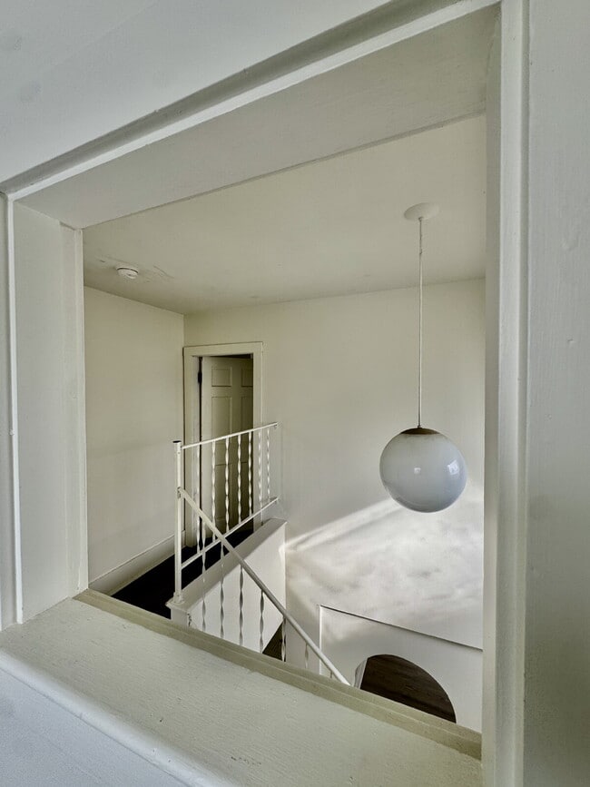 Building Photo - Bright Three Bedroom Apartment with Architectural Charm!