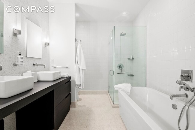 Building Photo - Enormous ~1,285 s/f, designer condo Loft apt @OBBP 1 bedroom, 2 bathrooms + ~112 s/f terrace with...