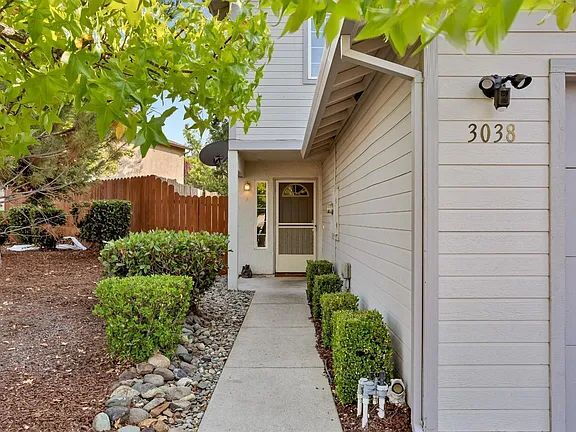 Building Photo - This is a lovely halfplex with 2 stories, 3 bedrooms, and 2.5 bathrooms in a quiet HOA neighborhood