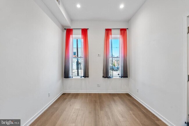 Building Photo - 2526 W Girard Ave