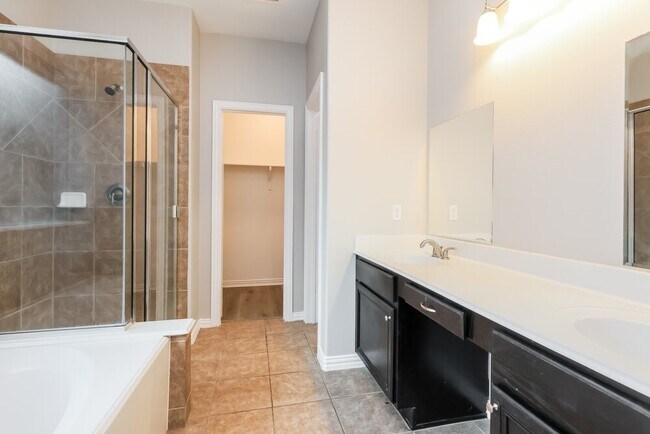 Building Photo - 9202 Hidden Lake Cir