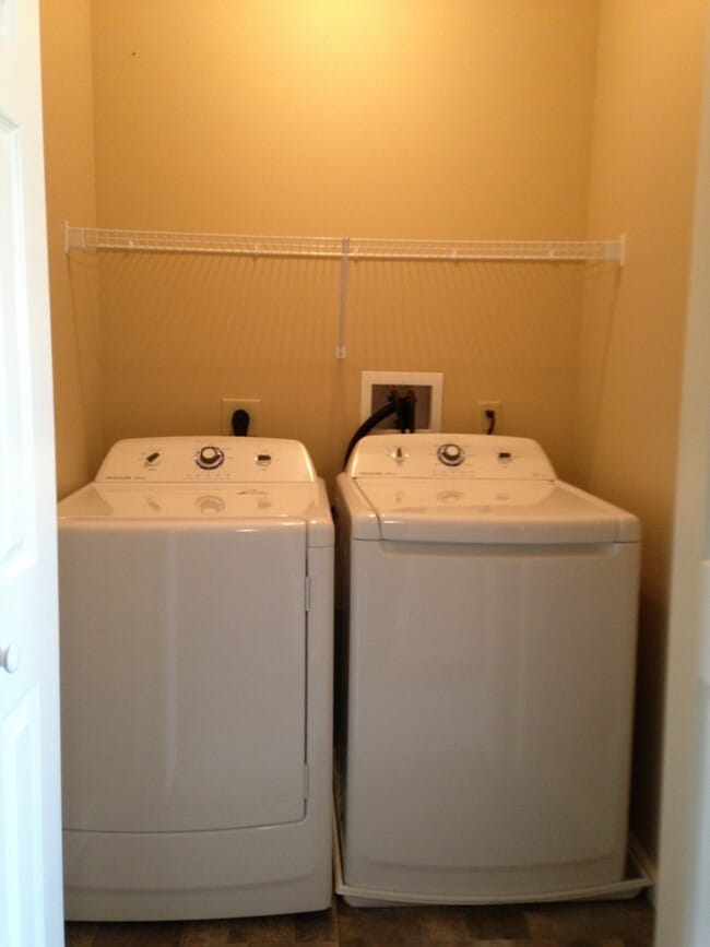 Building Photo - 494 Mill St