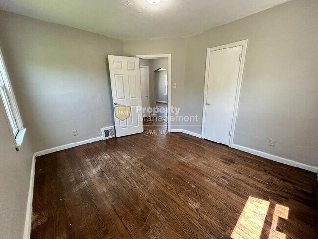 Building Photo - 754 Durbin St