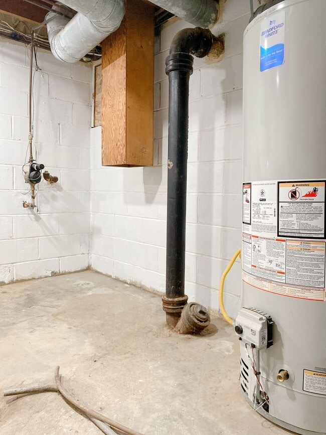 Building Photo - Beautifully updated 5 bed 2 bath house $2200 *MOVE IN SPECIAL*