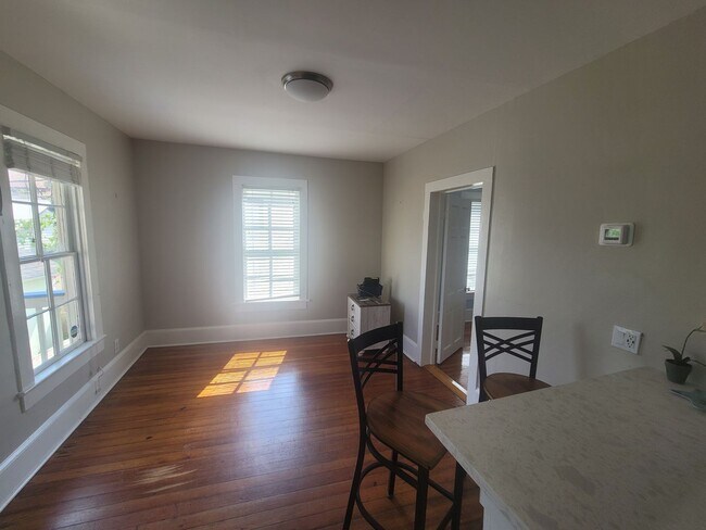 Building Photo - Charming Cottage - minutes from the Seawall