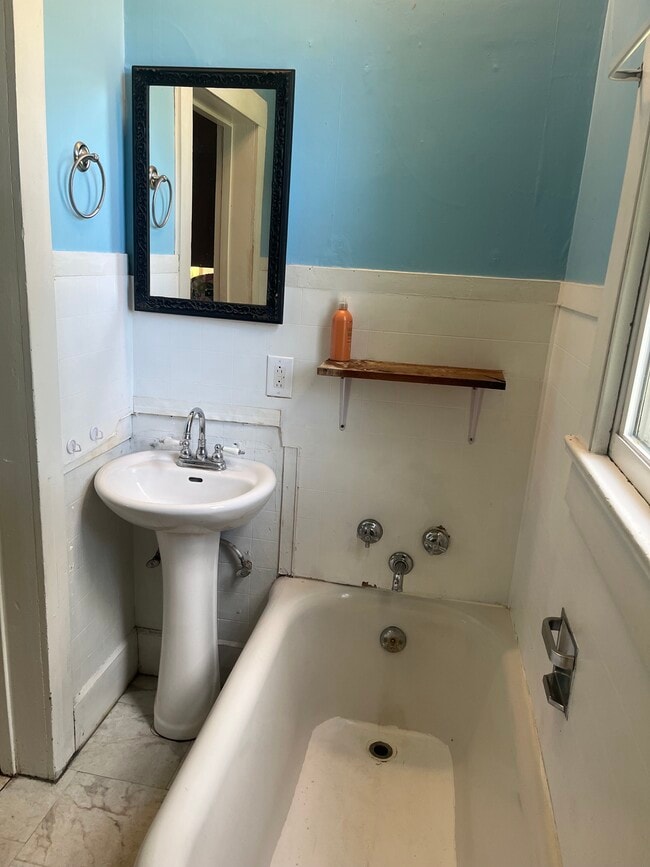 Building Photo - 1711 Fairfax St