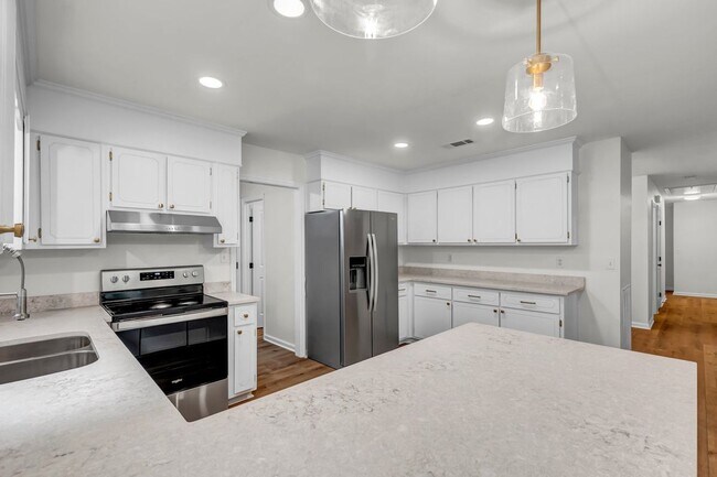 Building Photo - Beautifully Renovated 3 bed/2.5 bath in Ri...