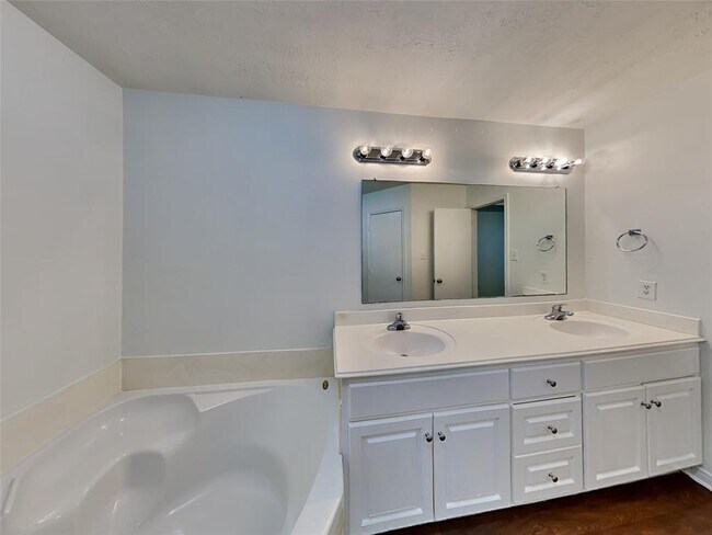 Building Photo - 16365 Hidden River Ct
