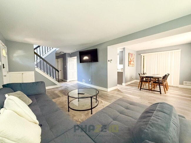 Building Photo - 9481 Cameldriver Ct