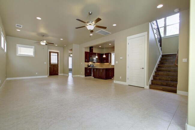 Building Photo - UT PRE-LEASE: Wood Floors, North Campus, Large Living Space, 2011 Construction, Custom High End K...