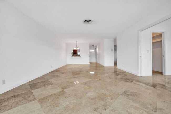 Building Photo - 2400 NE 36th St