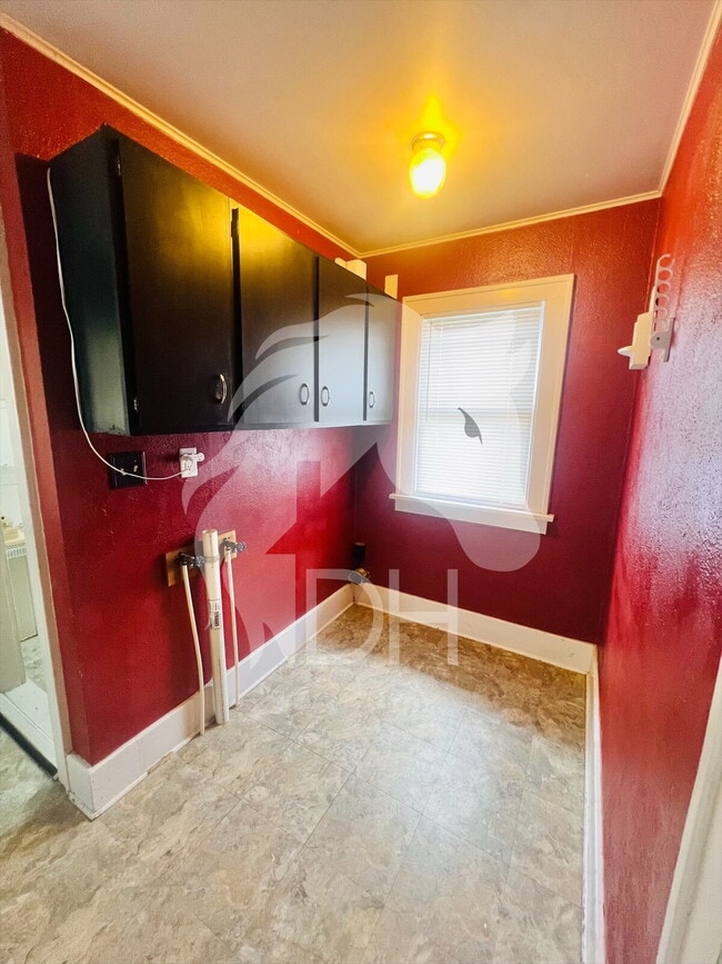 Building Photo - "Charming 2-Bed Gem in Enid's Heart!"