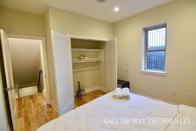 Building Photo - Beautiful bi-level 2 bed, 2 bathroom unit ...