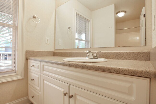 Building Photo - 807 W Longleaf Dr