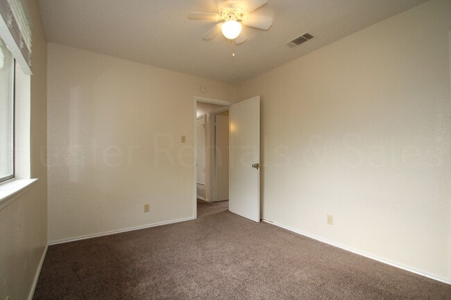 Building Photo - Check Out This Home!