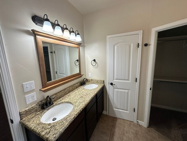 Building Photo - 3 Bed 2 Bath Home