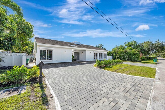 Building Photo - 6841 SW 71st Ave